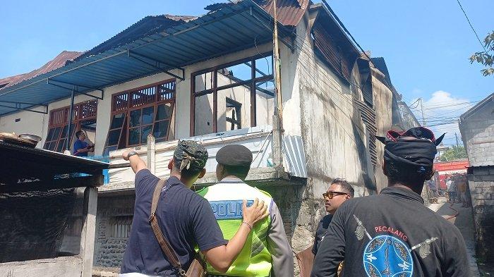 Rumah kos lantai dua di Jalan Puputan, Kelurahan Semarapura Kelod Kangin kebakaran, Kamis (11/4/2024).