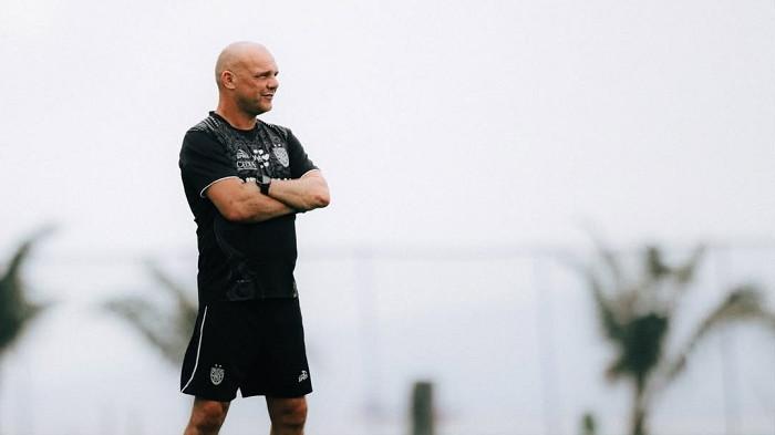 SOSOK PELATIH - Dalam pertandingan itu, pelatih Johnny Jansen menurunkan dua tim berbeda dan hasilnya sukses mengalahkan Deltras FC dengan skor telak 4-1 dalam tempo 2x45 menit. 