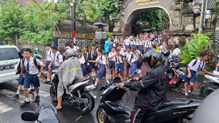 Suasana siswa SMP di Kabupaten Klungkung sepulang sekolah. Tahun ini SPMB di Klungkung akan dilaksanakan bulan Juni dan Juli 2025. SPMB 2025 di Klungkung Bali Bulan Juni dan Juli, Tidak Bisa Lagi Titip Nama Anak di KK Orang Lain
