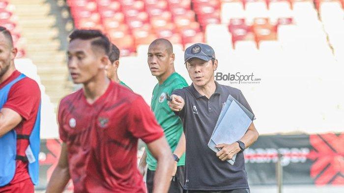 Pelatih timnas Indonesia, Shin Tae-yong (kanan), serta asistennya bernama Nova Arianto (tengah) sedang memantau para pemainnya di Stadion Gelora Bung Karno, Senayan, Jakarta, 20 Desember 2022.