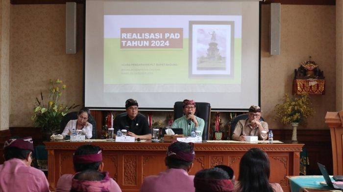 Plt. Bupati Badung I Ketut Suiasa didampingi Pj. Sekda Badung IB. Surya Suamba melaksanakan Rapat Koordinasi dan Evaluasi Pendapatan Asli Daerah bersama pimpinan Bapenda Badung di Puspem Badung, Kamis (3/10).