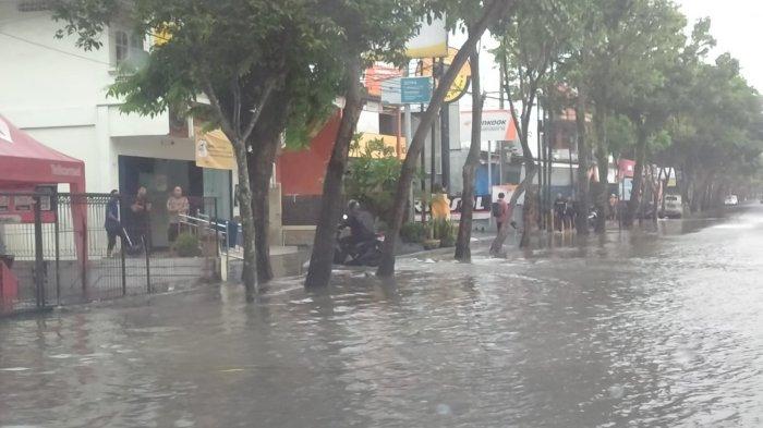 Salah satu kondisi genangan air di Jalan Ngurah Rai, Kecamatan Jembrana, Jumat 7 Juli 2023 pagi - Cuaca Ekstrem Sebabkan Pohon Tumbang hingga Banjir di Jembrana, Masyarakat Diminta Tanggap