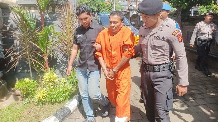 PELAKU - Salah satu pelaku inisial MJ saat digiring petugas Polsek Kuta Selatan untuk dihadirkan pada konferensi pers pengungkapan kasus curat.