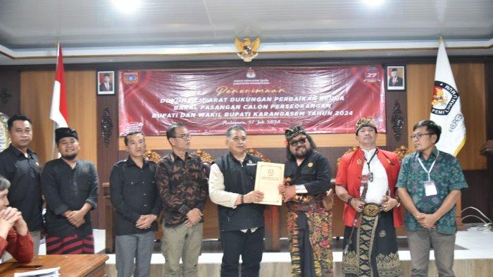 Pasangan Bakal Calon (Bacalon) jalur perseorangan, I Wayan Kari Subali dan Ketut Putra Ismaya Jaya (Karisma) menyerahkan sisa kekurangan syarat dukungan ke KPU Karangasem Rabu 17 Juli 2024 - Sambangi KPU Karangasem Pukul 11 Malam, Pasangan Karisma Setor 14 Ribu Lebih Dukungan