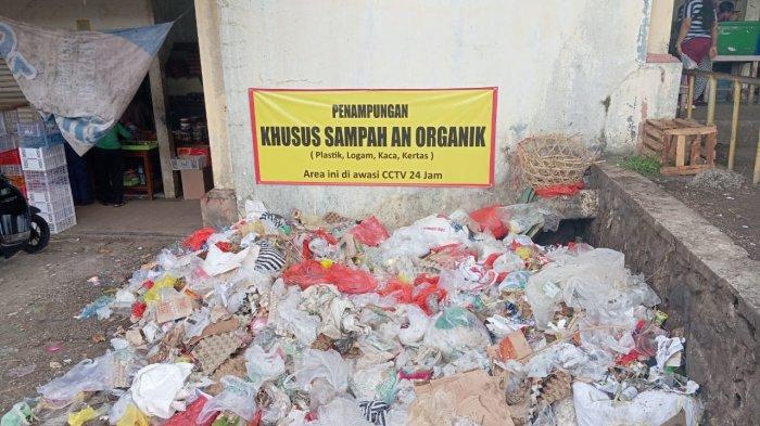 SAMPAH - Sampah plastik yang belum dikelola di Pasar Galiran Klungkung, Rabu (26/2/2025).