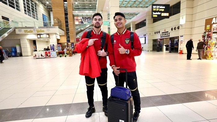 Sandy Walsh dan Marselino Ferdinan (kanan) berpose ketika tiba di Bandara di Qatar, Minggu, 7 Januari 2023. Rombongan Timnas Indonesia besutan pelatih Shin Tae-yong bersiap menghadapi gelaran Piala Asia 2023.