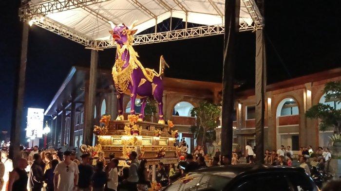 Lembu tangi dalam pelebon di Puri Agung Ubud saat ditaruh di barat Pasar Tematik Ubud, Gianyar, Bali, Rabu 10 April 2024 - Pelebon Tjokorda Santaka di Ubud Bali, Libatkan 4.000-an Krama Adat, Cok Wah Persembahkan Lembu Ungu