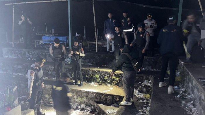 
PATROLI – Aparat kepolisian Sat Samapta Polres Bangli melakukan patroli, memantau situasi dan kondisi di Desa Songan, Kecamatan Kintamani, Bangli, Sabtu (14/6).