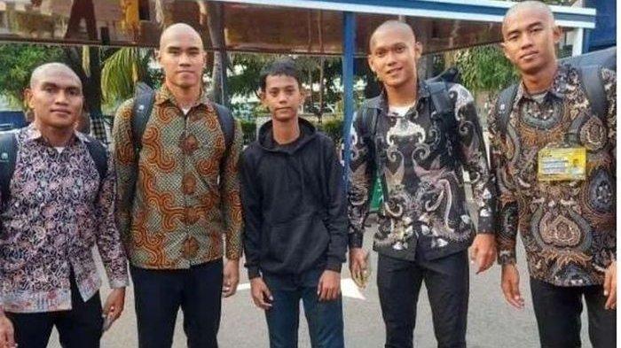 Sebanyak 4 pemain timnas U-20 Indonesia mengikuti pendidikan polisi yakni Muhammad Ferarri, Kakang Rudianto, Frengky Missa, dan Ginanjar Wahyu.