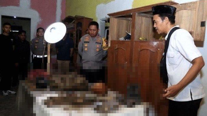 Kapolres Blitar Kota AKBP Danang Setiyo PS memberikan keterangan terkait temuan tengkorak dan tulang belulang terkubur di lantai rumah di Desa Bacem, Kecamatan Ponggok, Blitar Jawa Timur. 