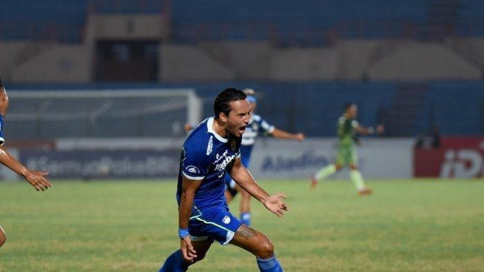 Selebrasi penyerang Persib Bandung, Ezra Walian usai menjebol gawang Dewa United di masa injury time. Hasil pertandingan Persib Bandung vs Dewa United pekan ketiga Liga 1 hari ini, Jumat (14/7/2023) berakhiran imbang 2-2.