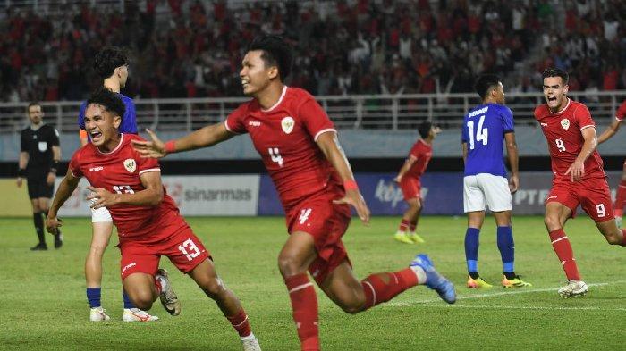 Selebrasi Kadek Arel (nomor 4), pemain muda Bali United saat membela Timnas Indonesia U19 melawan Kamboja, 20 Juli 2024.