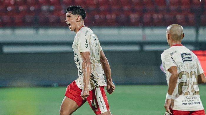 Selebrasi pemain Bali United Elias Dolah usai mencetak gol ke gawang Arema FC pada 21 Juli 2023 di Stadion Kapten I Wayan Dipta Gianyar