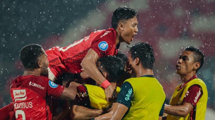 Selebrasi pemain Bali United saat laga lawan PSIS Semarang di Stadion Kapten I Wayan Dipta Gianyar pada 8 Maret 2024.