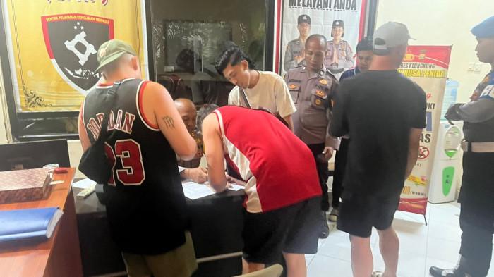 Aparat kepolisian mengamankan perkelahian yang melibatkan Tiga WNA dan Dua WNI di Nusa Penida, Sabtu (19/7/2025) malam. Sempat Cekcok, 3 WNA dan 2 WNI Terlibat Perkelahian di Nusa Penida Bali, Polsek Langsung Mengamankan