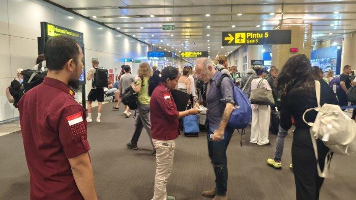 DIKAWAL PETUGAS – Dengan dikawal petugas Imigrasi, WNA asal Spanyol berinisial FBC dideportasi dari Bali menuju ke Spanyol di Bandara I Gusti Ngurah Rai, Badung, Jumat (20/12).
