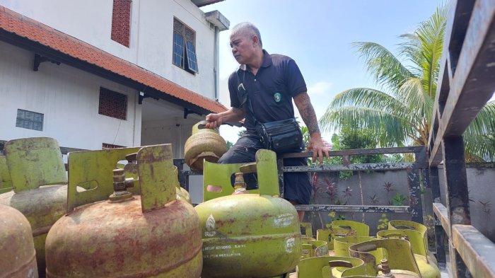 Penjualan LPG 3 kilogarm dibatasi - Seorang pemilik pangkalan sedang mengambil gas elpiji di tingkat agen di Klungkung beberapa waktu lalu. Keresahan Pedagang di Klungkung, Khawatir Tidak Kebagian Gas LPG 3 Kg, Sebut Kebijakan Mempersulit