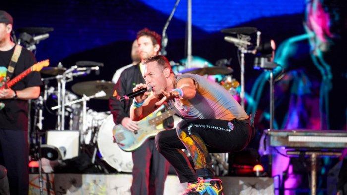 Aksi panggung Chris Martin dkk pada konser perdana di Indonesia, GBK, Rabu 15 November 2023. 
