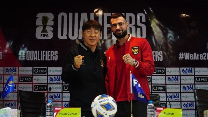 Shin Tae-yong dan Jordi Amat di konferensi pers jelang laga Irak Vs Timnas Indonesia di Basra International Stadium, pada Rabu (15/11/2023).