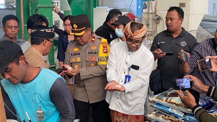 Petugas saat melakukan pengecekan dan memastikan tidak ada beras oplosan di salah satu pabrik beras di wilayah Desa Pengambengan, Kecamatan Negara, Jembrana, Kamis 24 Juli 2025. Sidak Beras Oplosan di Jembrana Bali, Beras Memenuhi Standar, Warga Diminta Lapor Jika Menemukan