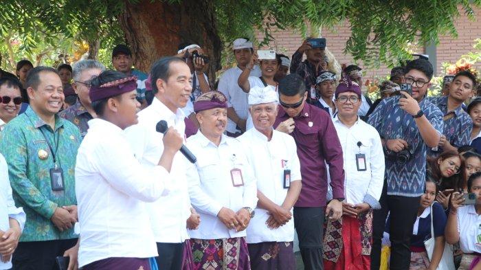 Siswa SMKN 3 Sukawati sedang menjawab pertanyaan dari Presiden Jokowi, untuk mendapatkan hadiah sepeda.