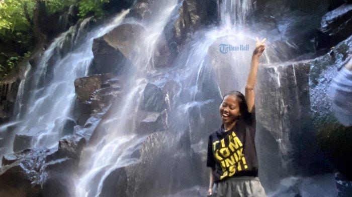 Situasi di Kanto Lampo Waterfall, destinasi wisata air terjun yang indah dengan aksi pengarah gaya yang totalitas di Kelurahan Beng, Gianyar, Bali.