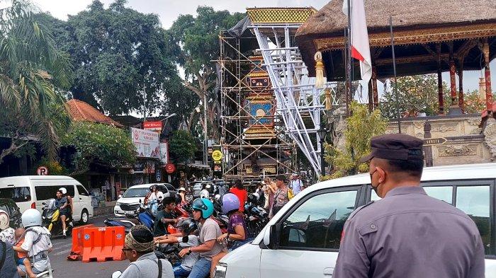 Situasi lalu lintas di Pusat Pariwisata Ubud, Gianyar, Bali di hari libur Lebaran 2024 - Selama Libur Lebaran dan Paskah, Okupansi Hotel di Ubud Gianyar Rata-Rata 80 Persen