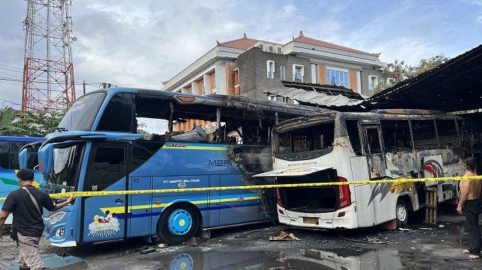 Situasi pasca kebakaran bus pada salah satu bengkel di Jl. Pondok Indah, Denpasar. Aparat kepolisian tengah memasang police line, Senin 26 Februari 2024.