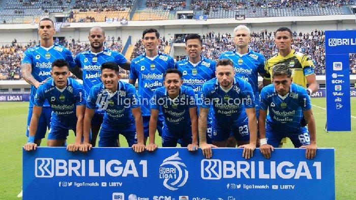 Skuad Persib Bandung - Pelatih Persib Bandung, Bojan Hodak, memilih melakukan official training di Training Center Pantai Purnama, Gianyar, Bali untuk adaptasi kondisi jelang pertandingan besok.