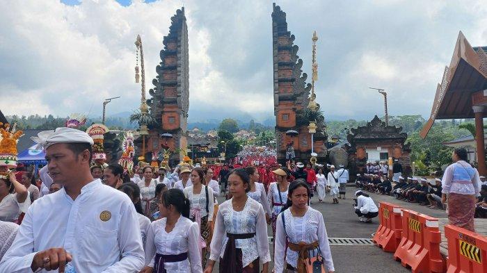 PURA - Aktivitas pendakian ke Gunung Agung, akan ditutup sementara serangkaian Karya Ida Bhatara Turun Kabeh (IBTK) di Pura Agung Besakih.