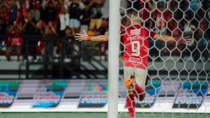 Selebrasi bomber andalan Bali United, Ilija Spasojevic usai bobol gawang lawan dalam laga Bali United vs Barito Putera, Minggu, 27 Agustus 2023.