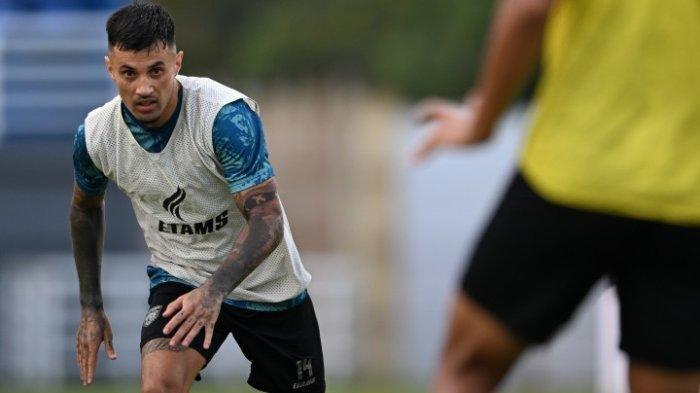 Stefano Lilipaly dalam sesi latihan Borneo FC Samarinda untuk persiapan pertandingan liga 1 2023/2024. Kini Stefano dalam perhatian khusus pelatih Persik Kediri.
