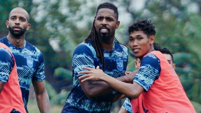 Striker Carlos Fortes (tengah) ketika berlatih bersama skuad PSIS Semarang belum lama ini. Yoyok Sukawi Mengaku Terkejut Lewat Sepucuk Surat Carlos Fortes Resmi Tinggalkan PSIS Semarang