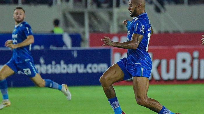 Striker David da Silva (kanan) bersama Marc Klok beraksi di laga Persis Solo vs Persib Bandung di Stadion Manahan, Solo, Selasa 8 Agustus 2023. Liga 1 Dianggap Jadi Penyebab Keoknya Persib Bandung vs Persis, Bobotoh Beri Kritik Pedas Pemain Ini
