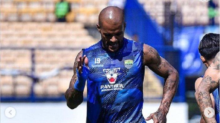 Striker David da Silva tengah melakukan pemanasan jelang laga Persib Bandung di Liga 1 2023/2024 belum lama ini di Stadion Gelora Bandung Lautan Api (GBLA). Persib Bandung Berpeluang Kejar Borneo FC di Klasemen Liga 1, David da Silva Usung 3 Poin vs PSM