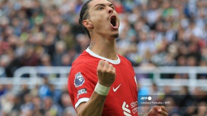 Striker Liverpool asal Uruguay #09 Darwin Nunez merayakan gol penyama kedudukan 1-1 dalam pertandingan sepak bola Liga Premier Inggris antara Newcastle United dan Liverpool di St James' Park di Newcastle-upon-Tyne, timur laut Inggris pada 27 Agustus 2023.  LINDSEY PARNABY / AFP