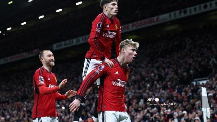 Striker Manchester United Denmark #11 Rasmus Hojlund (kanan) merayakan bersama rekan satu timnya setelah mencetak gol pembuka pertandingan sepak bola Liga Premier Inggris antara Manchester United dan Tottenham Hotspur di Old Trafford di Manchester, barat laut Inggris, pada 14 Januari 2024. DARREN STAPLES / AFP