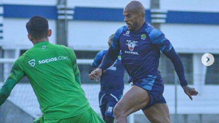 Striker Persib David da Silva tengah berlatih keras bersama kiper Teja Paku Alam belum lama ini. Prediksi Skor Persib vs Persikabo di Liga 1: Skuad Bojan Hodak On Fire & Bidik 3 Poin di GBLA
