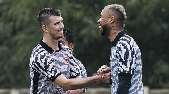 Striker Persija Gustavo Almeida berjabat tangan dengan Ondrej Kudela di laga uji coba di Nirwana Park, Bojongsari, Depok, Minggu 21 Januari 2024. 