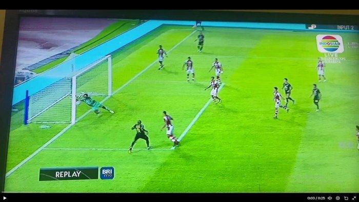 Striker baru Persebaya Surabaya, yakni Paulo Henrique sempat membuat gol untuk Bajul Ijo namun berbau kontroversi, mengingat bola tandukannya belum sepenuhnya masuk ke gawang Persis Solo di pertandingan tunda pekan ke-18 Liga 1 2023, Rabu 13 Desember 2023. Tangkapan layar X @kumahaaing220