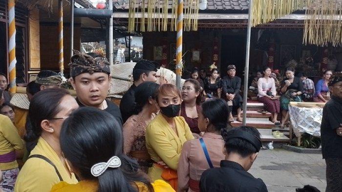 

DUKA - Suasana duka di rumah I Wayan Aries Setiawan, di Banjar Abiansemal, Lodtunduh, Ubud, Gianyar, Kamis (7/9). Hingga hari ketujuh peristiwa jatuhnya lift di Ayu Terra Resort Ubud yang menewaskan lima orang, polisi belum menetapkan tersangka.