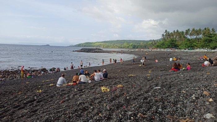 Subagan Pantai Jasri Masih Jadi Tempat Favorite Gelar Banyu Pinaruh - Tribun ...