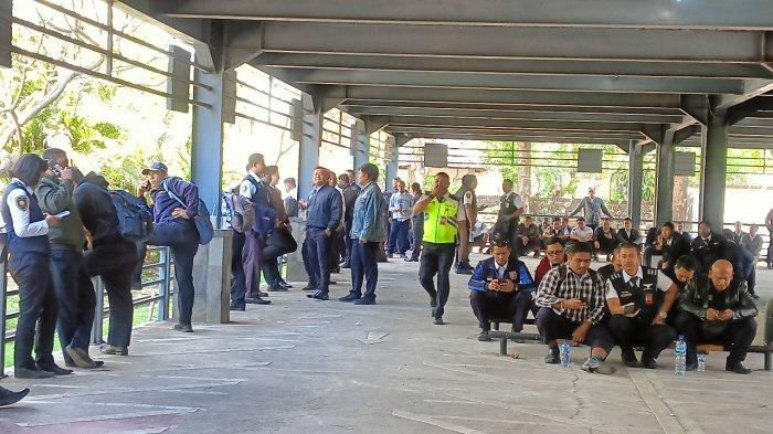 Suasana anggota SPM APS Bali saat melakukan aksi mogok kerja - BREAKING NEWS: Ratusan Pekerja Angkasa Pura Support Bali Lakukan Aksi Mogok Kerja