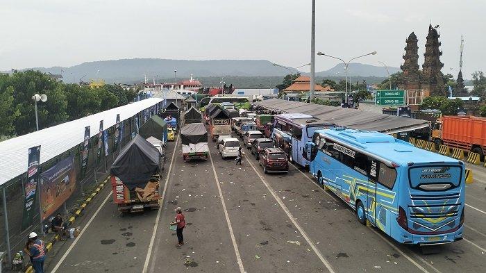ANTREAN - Suasana antrean kendaraan di Pelabuhan Gilimanuk Jembrana, Bali, Minggu 23 Maret 2025.