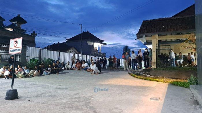 Suasana di Kamar Jenazah RSU Bangli. Sabtu 6 Januari 2024. Seluruh kerabat dan ratusan warga Songan ikut menunggu di sekitar kamar Jenazah RSU Bangli - Ini Kronologi Kecelakaan Politisi Demokrat Ketut Ridet di Bangli, Diduga Mobil Tidak Kuat Menanjak