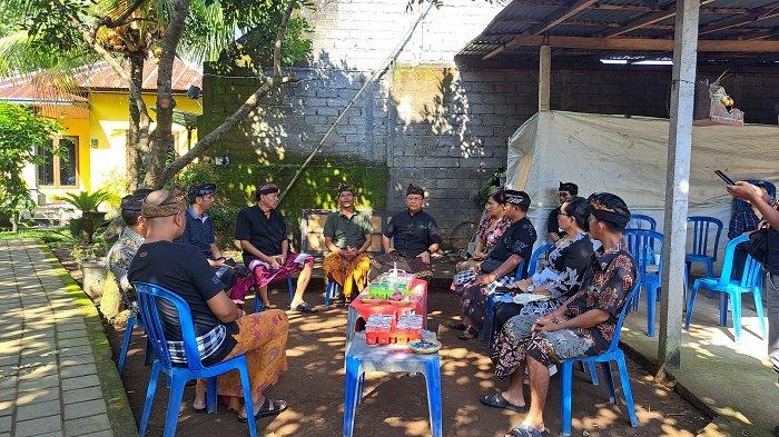 RUMAH DUKA - Suasana di rumah duka kediaman Kadek Melly Mudiani di Banjar Dinas Kanginan, Desa Bontihing, Kecamatan Kubutambahan, Buleleng. Kamis (3/4/2025).