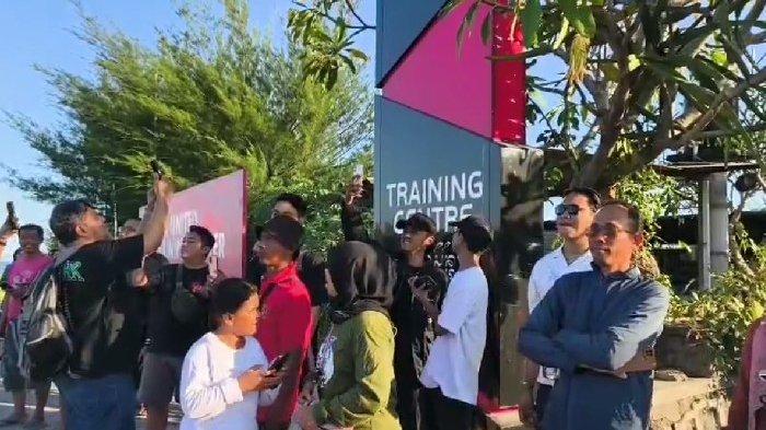 SUASANA - Suasana fans skuad Garuda rela melihat dari kejauhan latihan di BUTC.