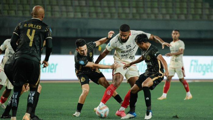 Aksi pemain Bali United saat laga kontra Bhayangkara FC di BRI Liga 1 pekan ke-15, Minggu, 8 Oktober 2023.
