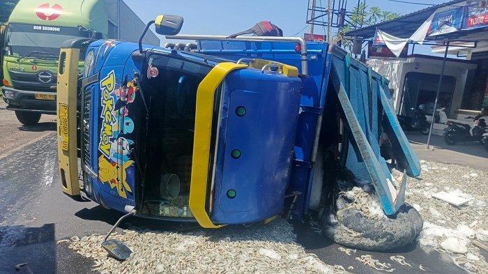 KECELAKAAN - Suasana pasca peristiwa lakalantas truk bermuatan udang yang terguling di jalur tengkorak Jalan Raya Denpasar-Gilimanuk wilayah Kecamatan Pekutatan, Jembrana, Jumat 25 April 2025 siang.