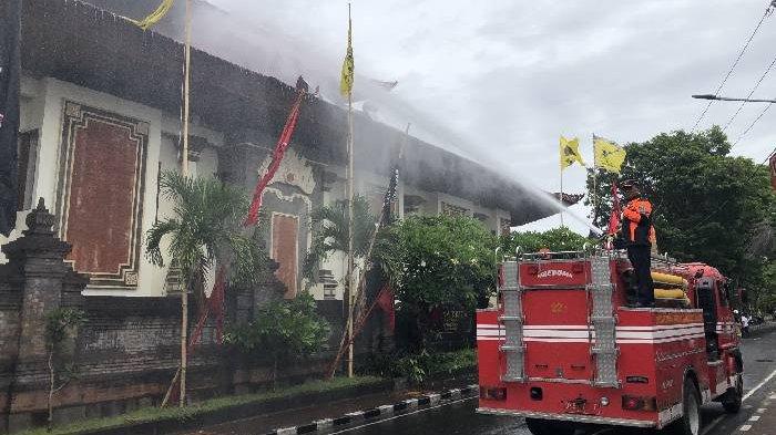 Suasana pemadaman api kebakaran di GOR Purna Krida Badung pada 24 Januari 2024, total 12 armada dikerahkan oleh Dinas Pemadam Kebakaran Badung.
